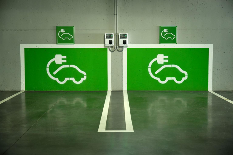 Guide pratique pour l’installation de bornes de recharge électrique en copropriété: règles, procédures et avantages financiers. ( crédit photo : Shutterstock )