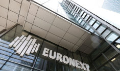 Un panneau Euronext est affiché à l'extérieur de la bourse Euronext dans le quartier d'affaires de La Défense