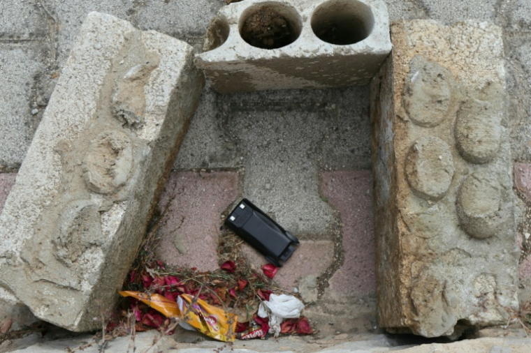 Un biper que l'armée libanaise s'apprête à détruire, le 17 september 2024, près des villages de Bourj al-Moulouk et Klayaa, dans le sud du Liban ( AFP / Rabih DAHER )