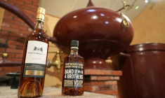 Des bouteilles de Cognac et un alambic sont visibles dans la cave à vin Painturaud Frères à Segonzac