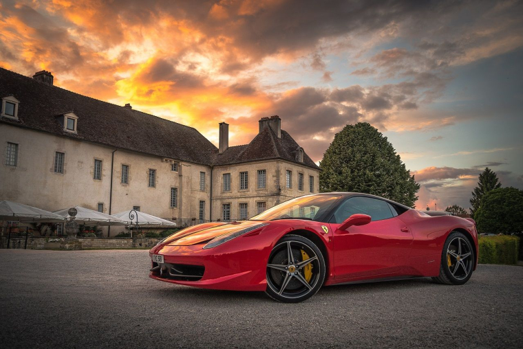 Plus on est riche, plus on met d’argent dans sa voiture et moins on dépense pour sa maison (Crédits photo : Unsplash - Matt Lamers )