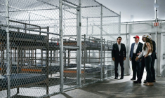 Le président américain Donald Trump visite l'"Alcatraz des alligators" avec le gouverneur Ron DeSantis (gauche), et la ministre de la Sécurité intérieure Kristi Noem (droite) à Ochopee, en Floride, le 1er juillet 2025 ( AFP / ANDREW CABALLERO-REYNOLDS )