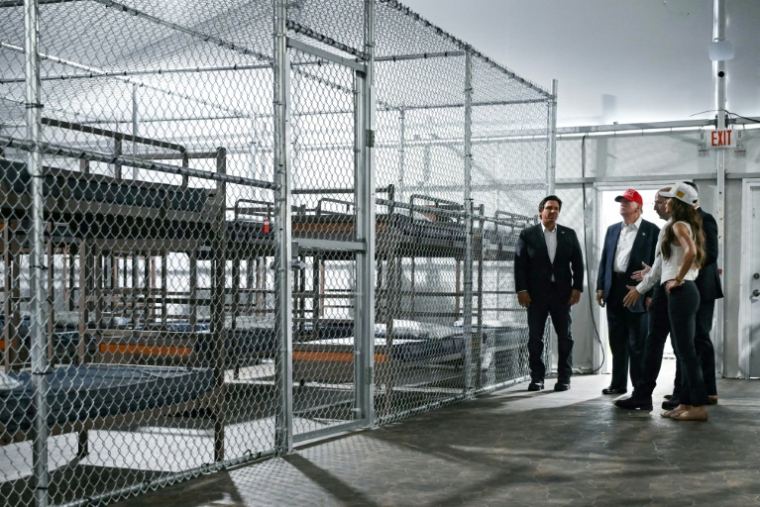 Le président américain Donald Trump visite l'"Alcatraz des alligators" avec le gouverneur Ron DeSantis (gauche), et la ministre de la Sécurité intérieure Kristi Noem (droite) à Ochopee, en Floride, le 1er juillet 2025 ( AFP / ANDREW CABALLERO-REYNOLDS )