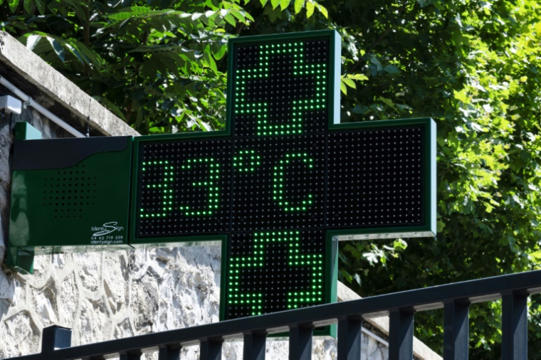 Une température de 33°csur la croix d'une pharmacie à Marseille, le 20 juin 2025 ( AFP / Miguel MEDINA )