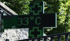 Météo France s'attend mardi à "un maintien de fortes chaleurs à l'est, toujours du Rhône à l'Isère" avec un "épisode de chaleur persistant, se mettant en place sur huit départements du Sud: de la Haute-Garonne au Languedoc-Roussillon et jusqu'aux Bouches-du-Rhône" ( AFP / MIGUEL MEDINA )