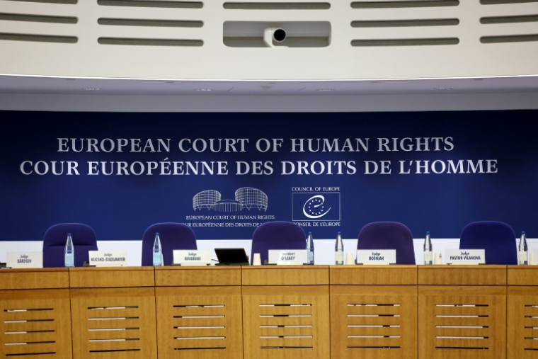 La France va-t-elle être condamnée pour des contrôles d'identité discriminatoires ? La Cour européenne des droits de l'homme (CEDH) rend sa décision, épilogue d'un long combat judiciaire pour six hommes ( AFP / FREDERICK FLORIN )