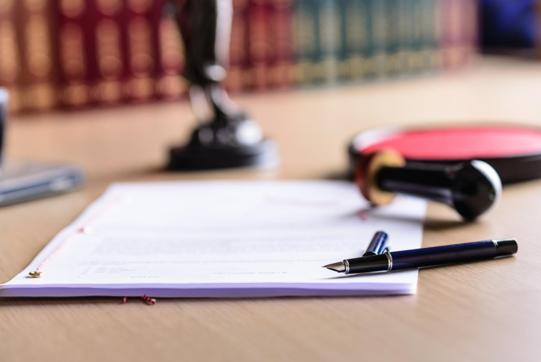 Après le décès d’un proche, les héritiers doivent s’occuper du règlement de la succession et se tourner, le plus souvent, vers un notaire crédit photo : Daniel Jedzura/Shutterstock / Daniel Jedzura