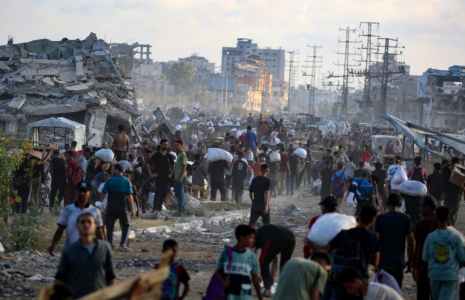 Des Palestiniens marchent le long d'une route de retour d'un point de distribution d'aide de la Fondation humanitaire de Gaza (GHF,) près du camp de réfugiés de Nousseirat, dans le centre de la bande de Gaza, le 25 juin 2025 ( AFP / Eyad BABA )