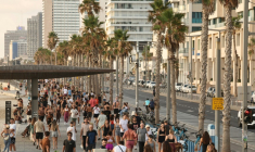 Des promeneurs sur le front de mer à Tel-Aviv, le 24 juin 2025 en Israël ( AFP / Fadel SENNA )