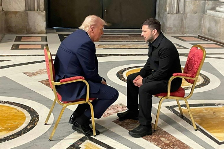 Le président ukrainien Volodymyr Zelensky (D), et son homologue américain, Donald Trump (G) se rencontre en marge des funérailles du pape François au Vatican, le 26 avril 2025 ( UKRAINIAN FOREIGN MINISTRY / Handout )