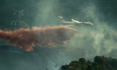 Un avion de lutte contre les incendies largue des produits ignifuges sur des arbres lors d'un incendie de forêt près de Fontcouverte, dans l'Aude, le 5 juillet 2025 ( AFP / IDRISS BIGOU-GILLES )