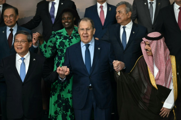 Au sommet annuel des Brics à Rio de Janeiro, de gauche à droite, le Premier ministre Li Qiang, le ministre russe des affaires étrangères Sergueï Lavrov et le ministre saoudien des affaires étrangères le Prince Fayçal ben Farhan Al Saoud ( AFP / Mauro PIMENTEL )