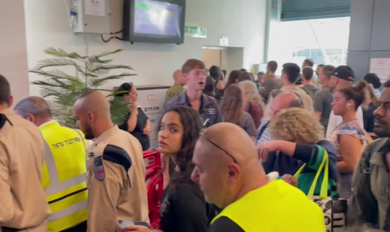 Tel-Aviv: des habitants se réfugient dans une gare après des tirs de missiles iraniens