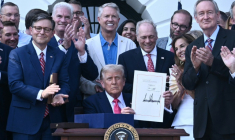 Le président américain Donald Trump montre sa signature sur sa "grande et belle loi" budgétaire à la Maison-Blanche à Washington le 4 juillet 2025 ( POOL / Brendan SMIALOWSKI )