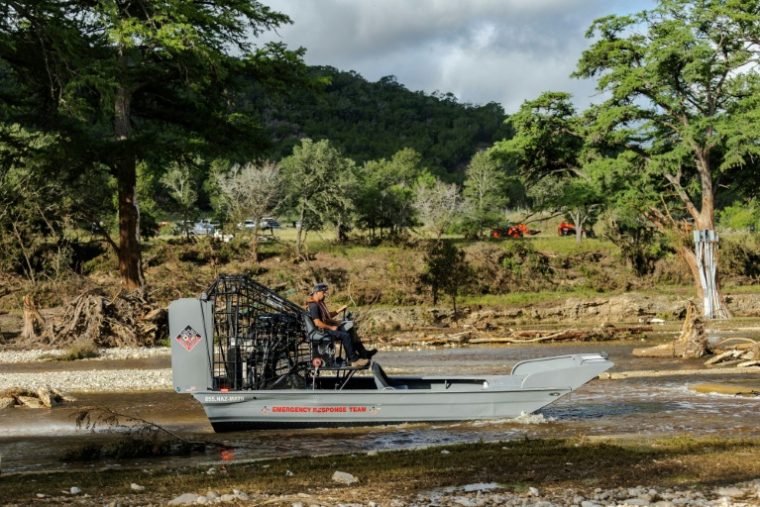 Un sauveteur navigue sur le fleuve Guadalupe, à la recherche de victimes des inondations meurtrières qui ont dévasté la zone, à Ingram, Texas, le 8 juillet 2025 ( GETTY IMAGES NORTH AMERICA / Jim Vondruska )