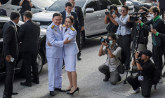 L'ancien Premier ministre thaïlandais Thaksin Shinawatra et sa fille Paetongtarn Shinawatra arrivent à la cérémonie d'investiture de cette dernière comme cheffe du gouvernement, le 18 août 2024 à Bangkok ( AFP / Chanakarn LAOSARAKHAM )