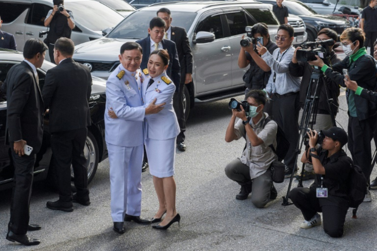 L'ancien Premier ministre thaïlandais Thaksin Shinawatra et sa fille Paetongtarn Shinawatra arrivent à la cérémonie d'investiture de cette dernière comme cheffe du gouvernement, le 18 août 2024 à Bangkok ( AFP / Chanakarn LAOSARAKHAM )