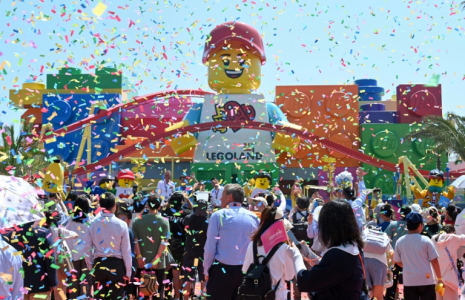 Des milliers de visiteurs ont assisté à la cérémonie d'ouverture du parc Legoland de Shanghai, le 5 juillet 2025 ( AFP / STR )