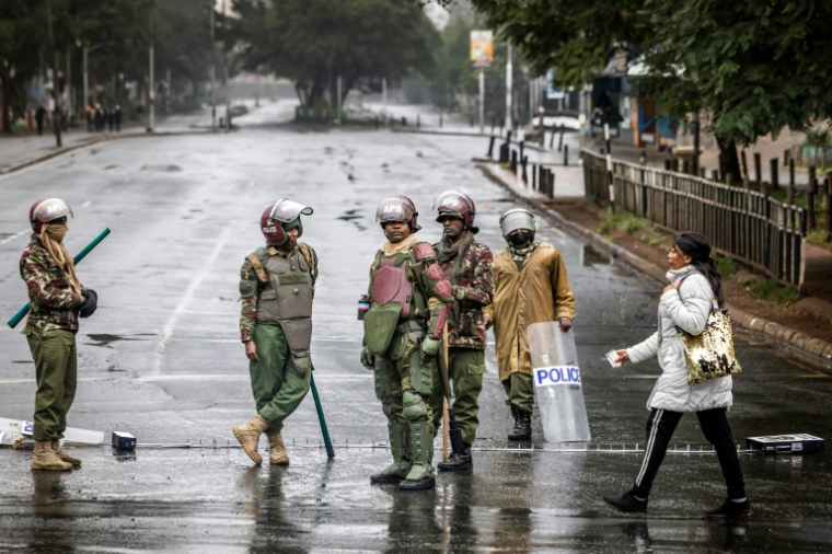 Des policiers bloquent l'accès à une route menant au quartier central des affaires avant d'éventuelles manifestations de la Journée Saba Saba à Nairobi, le 7 juillet 2025 au Kenya ( AFP / Luis TATO )