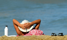 De nombreuses idées fausses persistent autour du soleil et du bronzage, et les conseils pour "préparer" sa peau à l'exposition aux rayons UV, principal facteur des cancers cutanés ( AFP / GAIZKA IROZ )