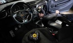 Retrait par un professionnel d'un airbag Takata, dans un garage de Mulhouse, le 19 février 2025 dans le Haut-Rhin ( AFP / SEBASTIEN BOZON )