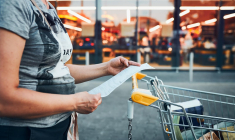 inflation femme ticket de caisse caddie (Crédits: Adobe Stock)