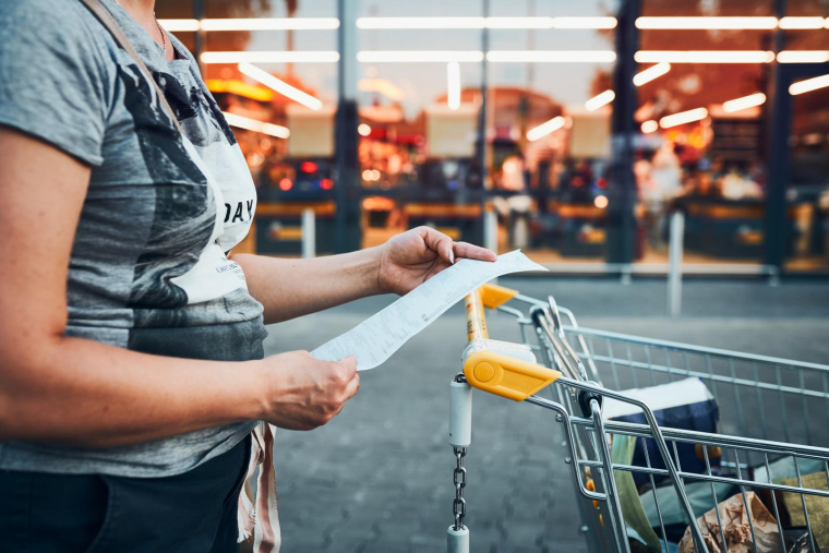 inflation femme ticket de caisse caddie (Crédits: Adobe Stock)