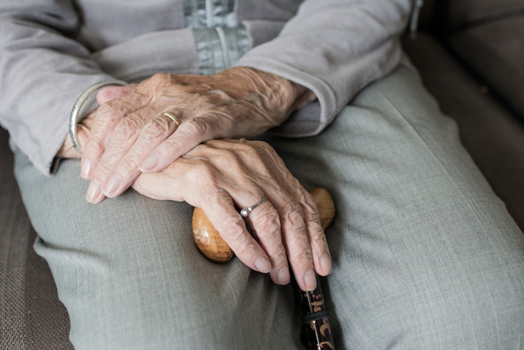 Les aides versées après 70 ans à une personne âgée peuvent faire l'objet d'une demande de restitution à ses héritiers. (illustration) (Pixabay / sabinevanerp )