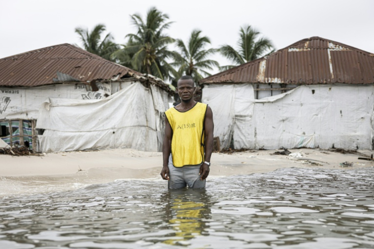 Le pêcheur Hassan Kargbo devant des cabanes de l'île de Nyangai, au large de la Sierra Leone, le 30 avril 2025 ( AFP / PATRICK MEINHARDT )