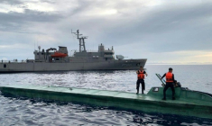 Une photo diffusée par la marine et la défense nationale du Mexique montre un navire semi-submersible clandestin intercepté au large de la côte pacifique de l'État de Guerrero, au Mexique, le 27 juin 2025 ( Mexican Navy / Handout )