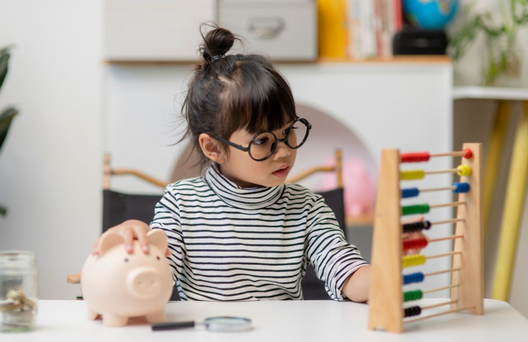 "Si le système scolaire considère que c'est sale, inapproprié de parler d'argent, comment former des citoyens aptes à gérer leurs finances, estimer leur valeur sur le marché du travail, investir avec discernement ? Apprenons à nos enfants ce qu'est un crédit, un taux d'intérêt, une action." (source : Adobe Stock)(Crédits photo : Adobe Stock -  )