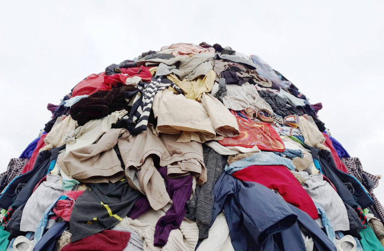 Le point sur les impacts de la fast fashion en 2025 / iStock.com - Annaspoka