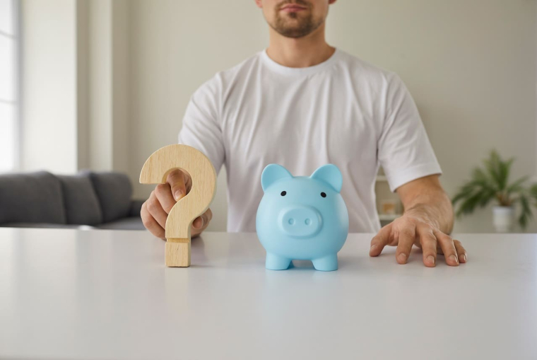 (Crédits photo : Adobe Stock - Jeune homme s'interrogeant sur une question bancaire liée à une opération du quotidien)