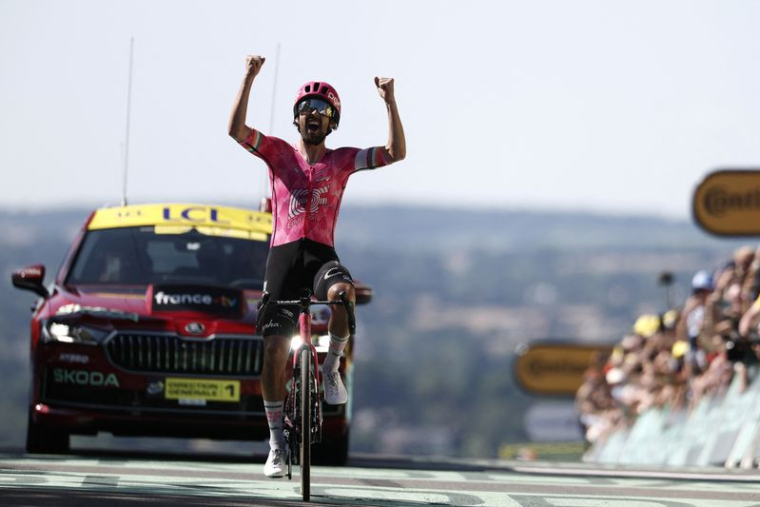 Ben Healy d'EasyPost fête sa victoire dans la 6e étape du Tour de France