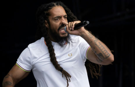Bobby Vylan, l'un des membres du groupe de rap britannique Bob Vylan, en concert au festival de Glastonbury à Pilton, dans le sud-ouest de l'Angleterre, le 28 juin 2025 ( AFP / Oli SCARFF )