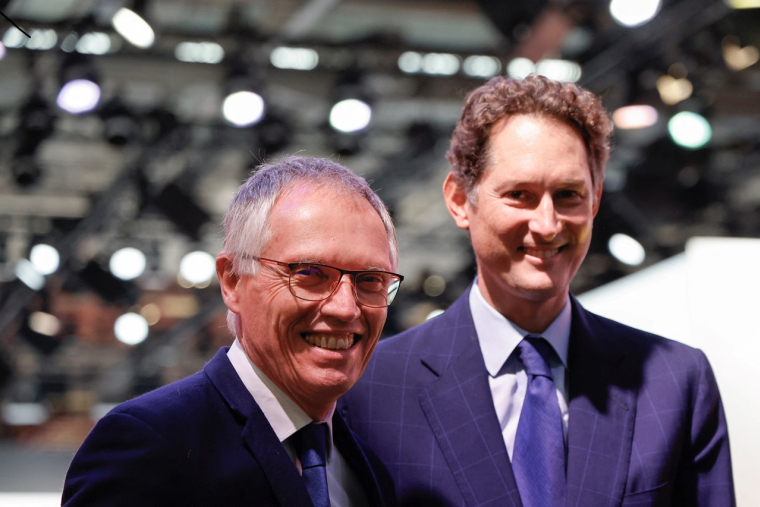 Des divergences stratégiques opposant John Elkann, petit-fils de Giovanni Agnelli et Carlos Tavares, ont conduit à la démission de ce dernier. LUDOVIC MARIN POOLAFP