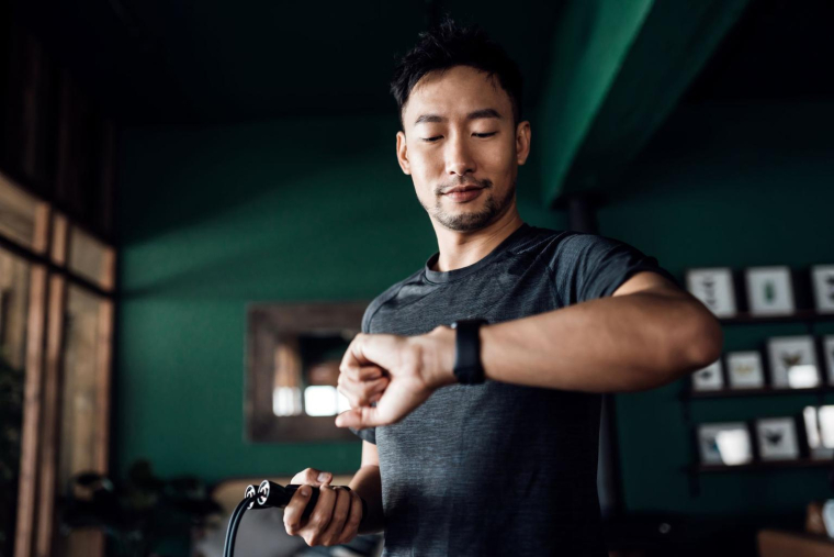 Grâce aux équipements sportifs intelligents, il devient plus facile de monitorer sa santé et d’améliorer ses performances. ( crédit photo : Getty Images )