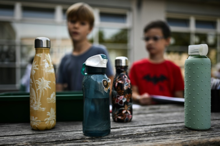 Les syndicats revendiquent notamment l’adaptation des épreuves d’examen et concours, celle des horaires de classe, l’augmentation de l’eau potable fraîche mise à disposition ( AFP / Philippe LOPEZ )