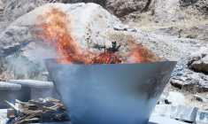 Une grande vasque remplie d’armes de combattants du Parti des Travailleurs du Kurdistan (PKK) est en flammes lors d’une cérémonie à Souleimaniyeh, dans la région autonome du Kurdistan irakien, le 11 juillet 2025 ( AFP / Shwan MOHAMMED )