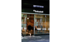 Un homme entre dans une agence de la banque espagnole Sabadell sur la Gran Via de Bilbao, en Espagne