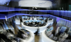 Une vue générale montre la salle des marchés et le tableau de l'indice DAX pendant les échanges de mi-journée à la bourse de Francfort