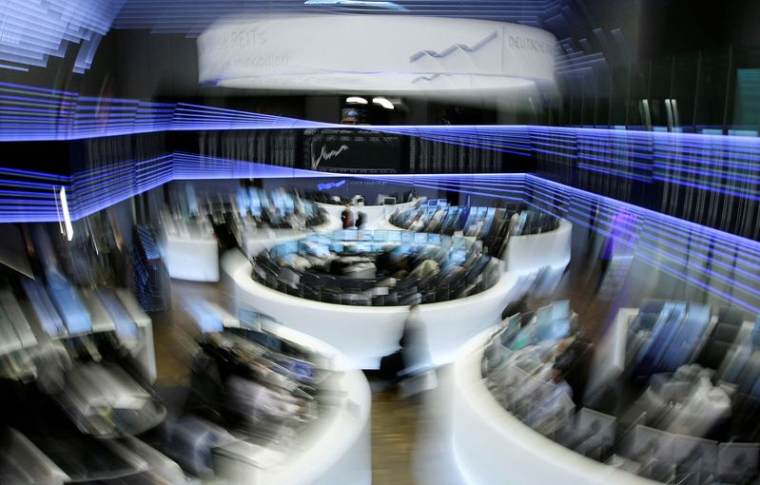 Une vue générale montre la salle des marchés et le tableau de l'indice DAX pendant les échanges de mi-journée à la bourse de Francfort