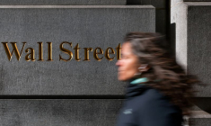 Une femme marche dans Wall Street à New York