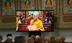 Le Dalaï Lama s'exprime dans une vidéo diffusée lors d'une réunion religieuse à McLeod Ganj, dans le nord de l'Inde, le 2 juillet 2025 ( AFP / Sanjay BAID )