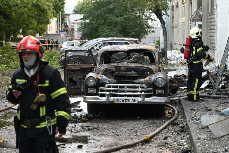 Des pompiers dans la ville ukrainienne de Lviv, le 12 juillet 2025, après une attaque massive russe aux drones et missiles contre le pays ( AFP / YURIY DYACHYSHYN )