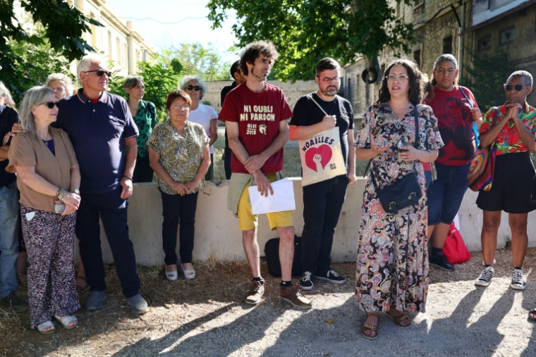 Des parents de victimes (g) et des membres du "Collectif du 5 Novembre" s'adressent à la presse devant le palais de justice avant l'annonce du verdict dans l'affaire de l'effondrement mortel de deux immeubles d'habitation rue d'Aubagne en 2018, le 7 juillet 2025 à Marseille ( AFP / Clement MAHOUDEAU )