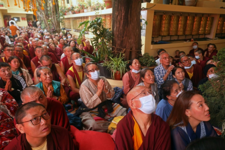 Des exilés tibétains lors d'une prière conduite par le Dalaï Lama à McLeod Ganj, dans le nord de l'Inde, le 5 juillet 2025 ( AFP / Sanjay BAID )
