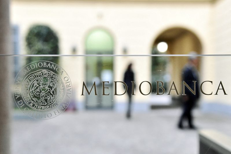 Un logo de Mediobanca au siège de la banque à Milan