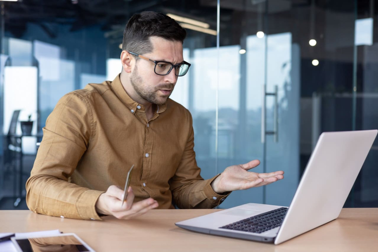 (Crédits photo : Adobe Stock - Homme inquiet en constat une erreur sur son dépôt d'espèces)