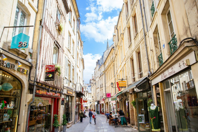 Caen: rue froide (Crédits photo : Wikimedia Commons - Service de la ville de Caen )